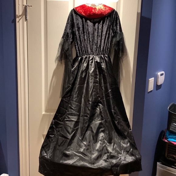 VEUC Girl’s Spirit Halloween Vampiress Costume - size Youth L with crown & mask - Picture 10 of 17